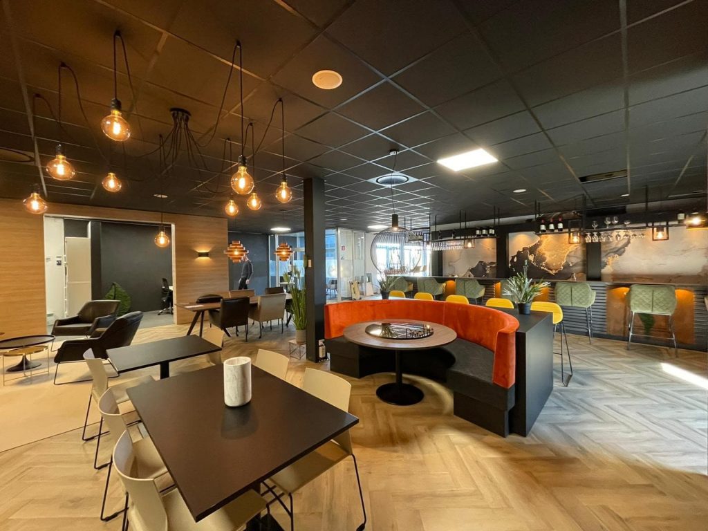 De nieuwe ontmoetingsruimte ingericht anno 2021